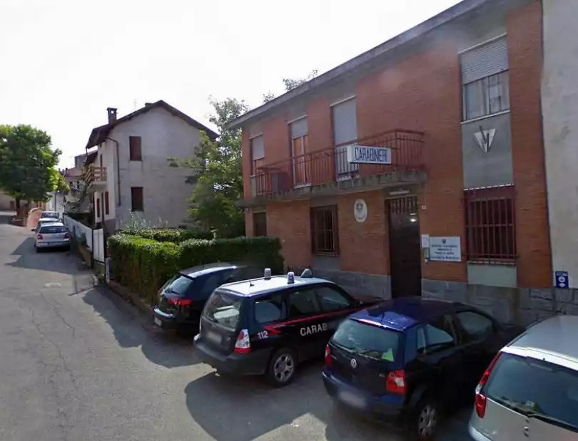 Minaccia le vicine e prende a martellate la porta di casa