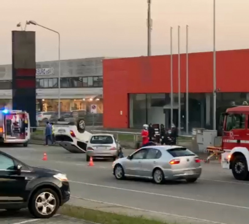 Scontro tra due veicoli in strada Valenza in zona industriale a Casale