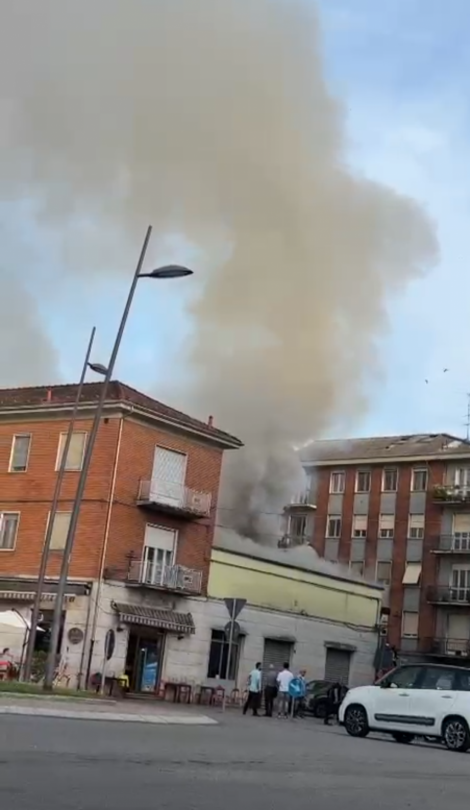 Incendio tra via Lanza e via dei Grani a Casale