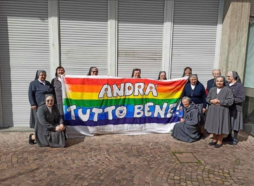 “Andrà tutto bene”: anche le suore del convento dell'Angelo Custode posano con lo striscione