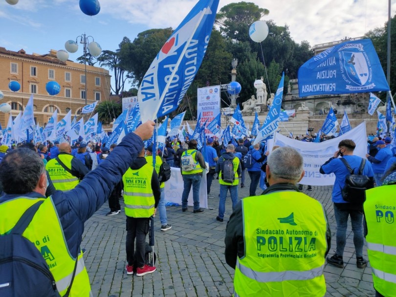 «Basta aggressioni alle forze dell'ordine»