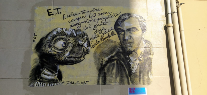 E.T. davanti alla Mole Antonelliana: l'opera è di John Sale