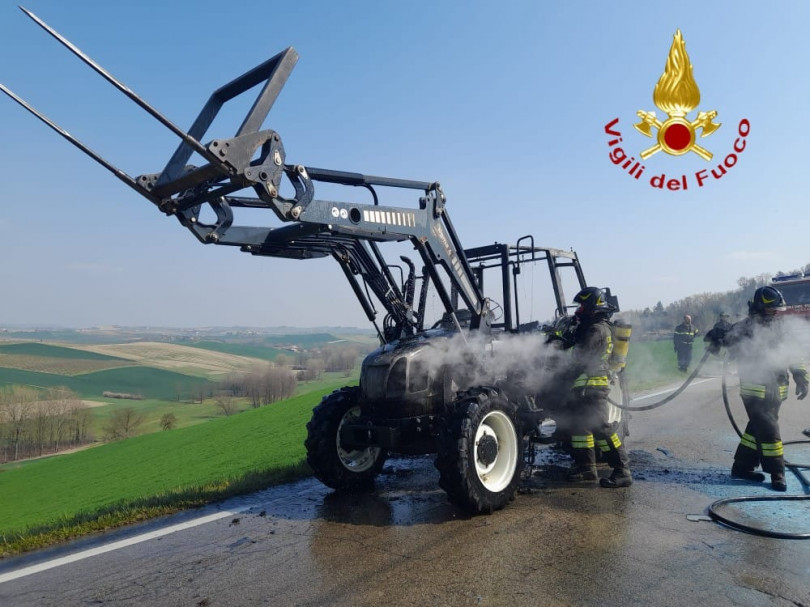 Trattore in fiamme a Tonco