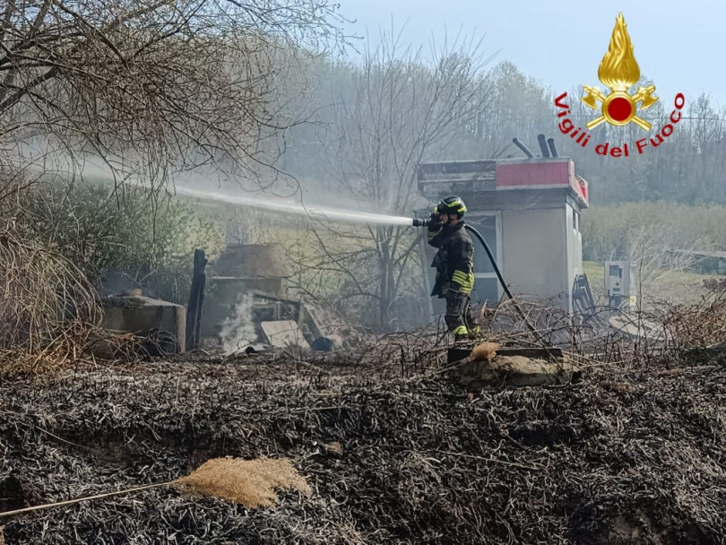 Incendio di sterpaglie a Viarigi