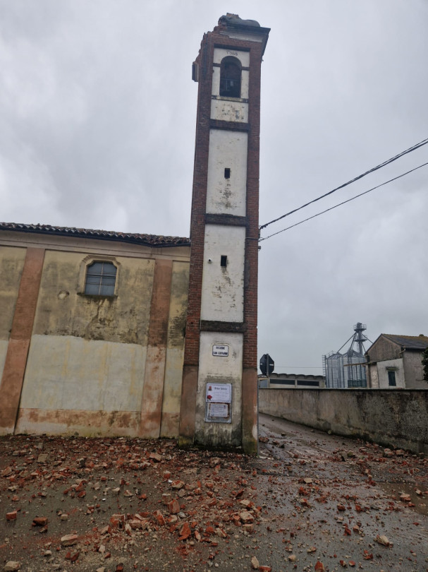 Fulmine colpisce il campanile di Due Sture