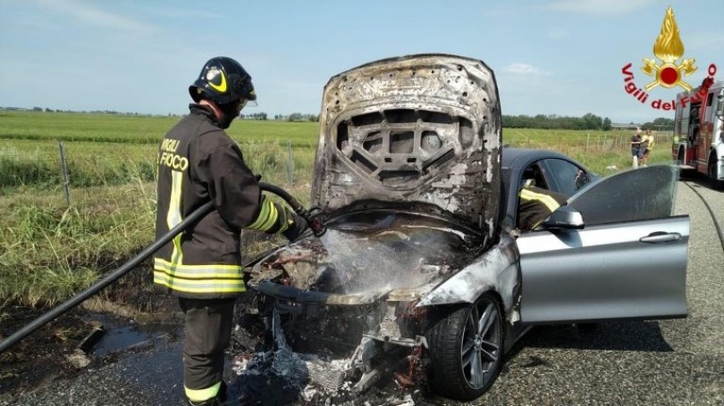 Auto in fiamme sull'A26 all'altezza di Stroppiana