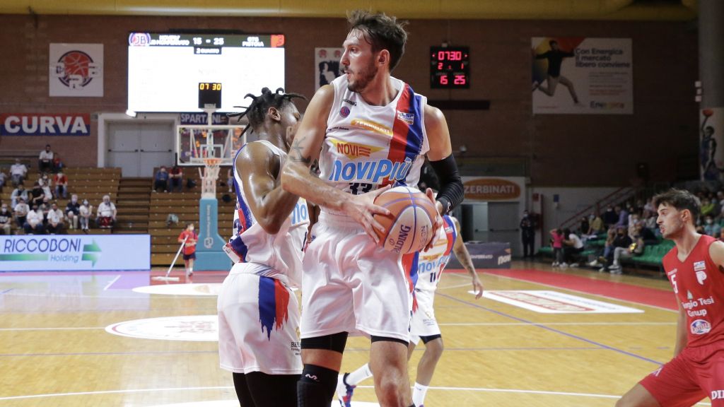 L’Assigeco è avanti 38-45 sulla Novipiù all’intervallo di metà match