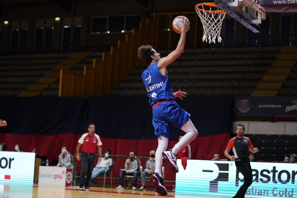 Thompson regala alla JBM la prima vittoria in campionato: 65-62 il finale del match contro Bergamo al PalaFerraris