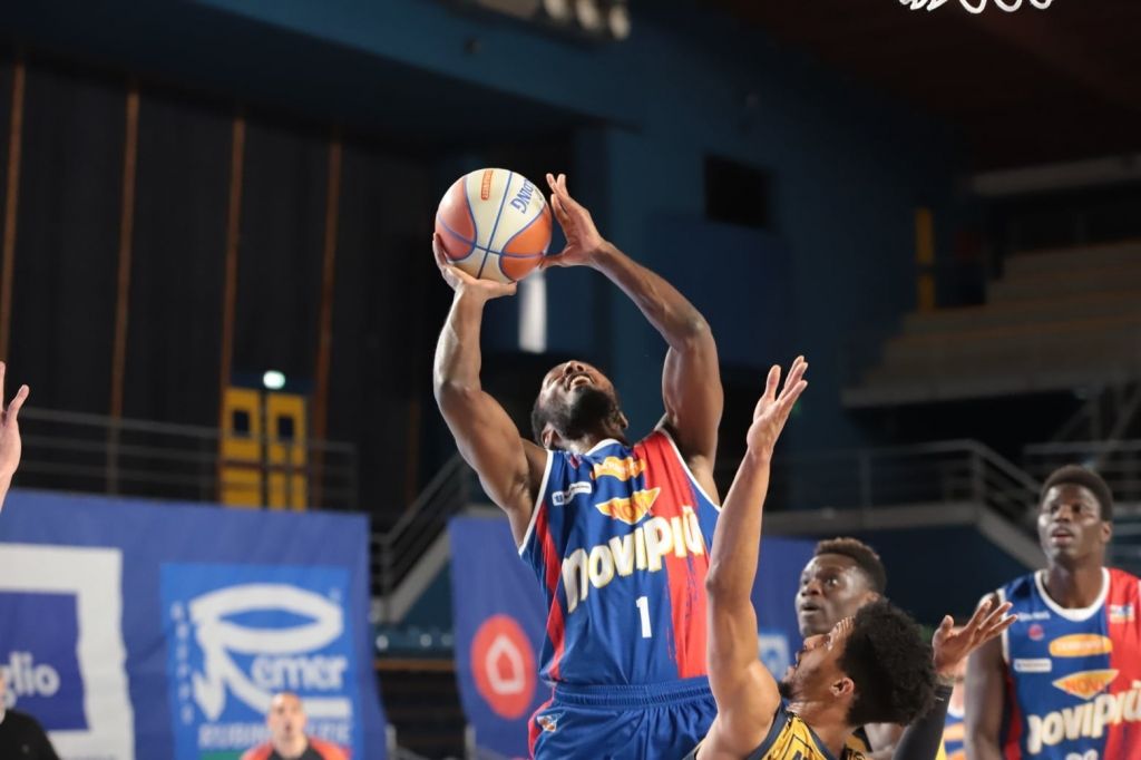 Grande equilibrio fra JBM e Piacenza al PalaFerraris: il primo tempo termina 40-39