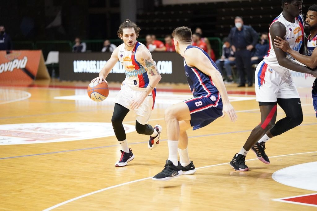La Bertram chiude avanti il primo tempo del derby della Provincia: 46-25 dopo due quarti il punteggio al PalaOltrepò