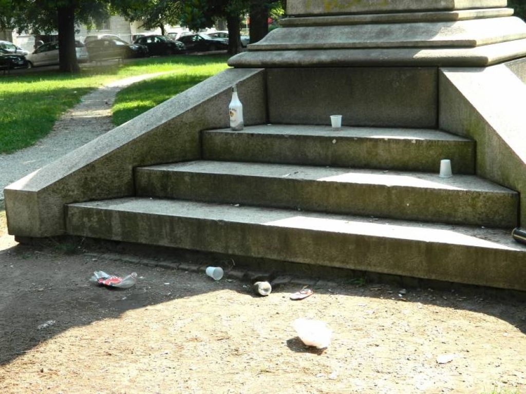 Casale, rifiuti e imbrattamenti al monumento nei giardini davanti alla clinica Sant'Anna