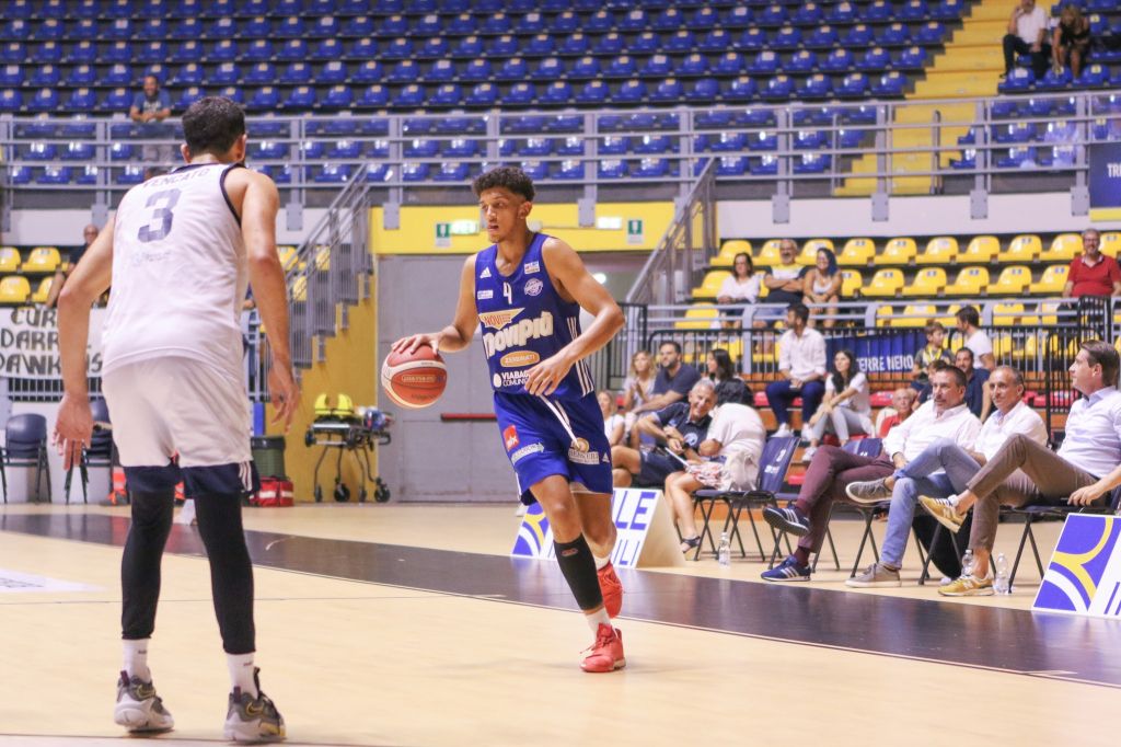 Una tenacissima Novipiù sgambetta Cantù in Supercoppa: 82-79
