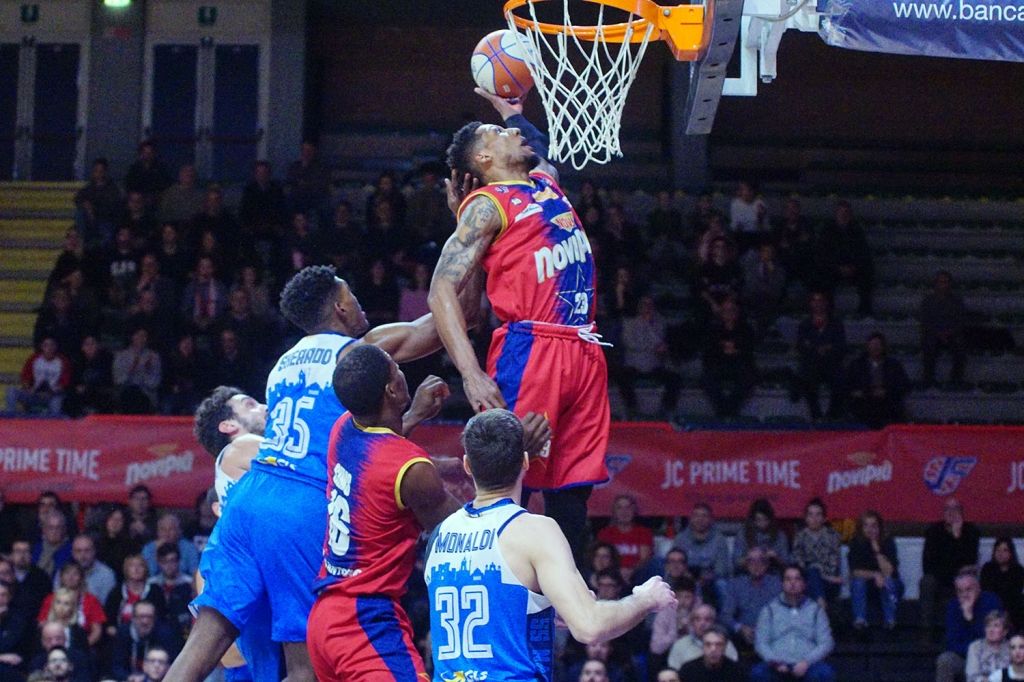 La JC espugna il Forum di Biella (69-84) e resta da sola in vetta al campionato