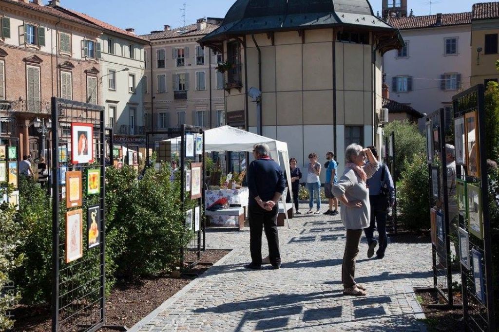 Domenica 17 Bollicine d’Arte, fiori e hobbisti