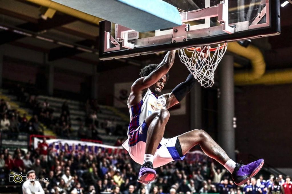 La Novipiù tiene testa alla capolista Cantù: 41-38 a metà partita