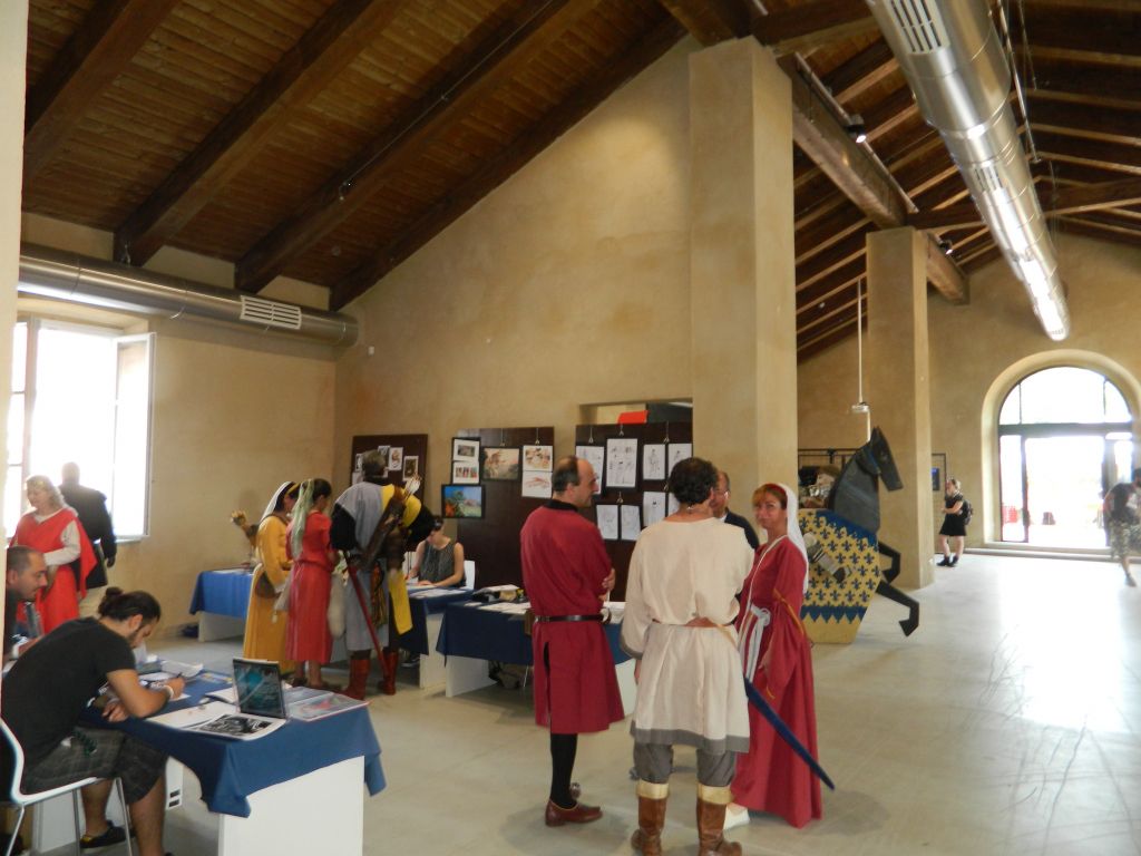 Con la katana sulle note di “Eri piccola”. 