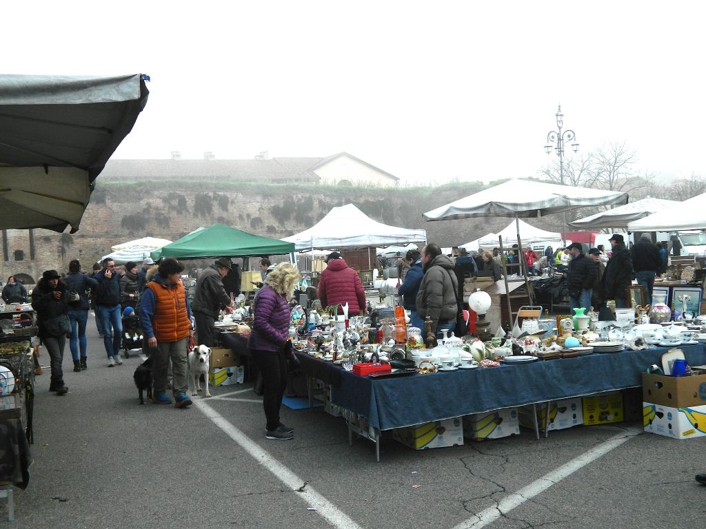 Mercatino nella nebbia