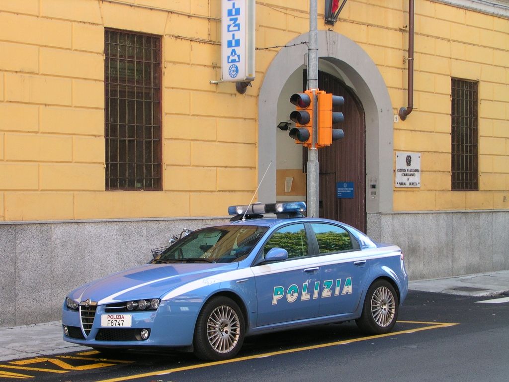 Derubano due pensionate: denunciati dalla Polizia