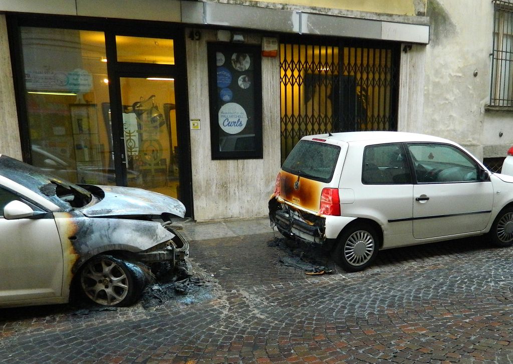 Indagini dei Carabinieri per dieci auto incendiate