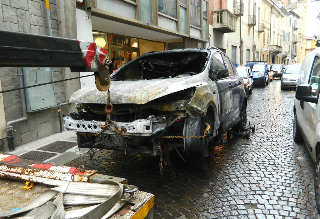 SI rimuovono le auto incendiate