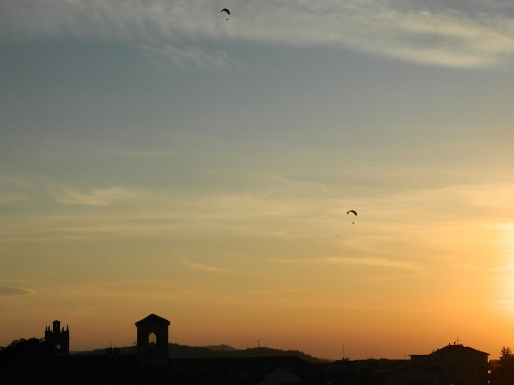 Deltaplani al tramonto sulla città
