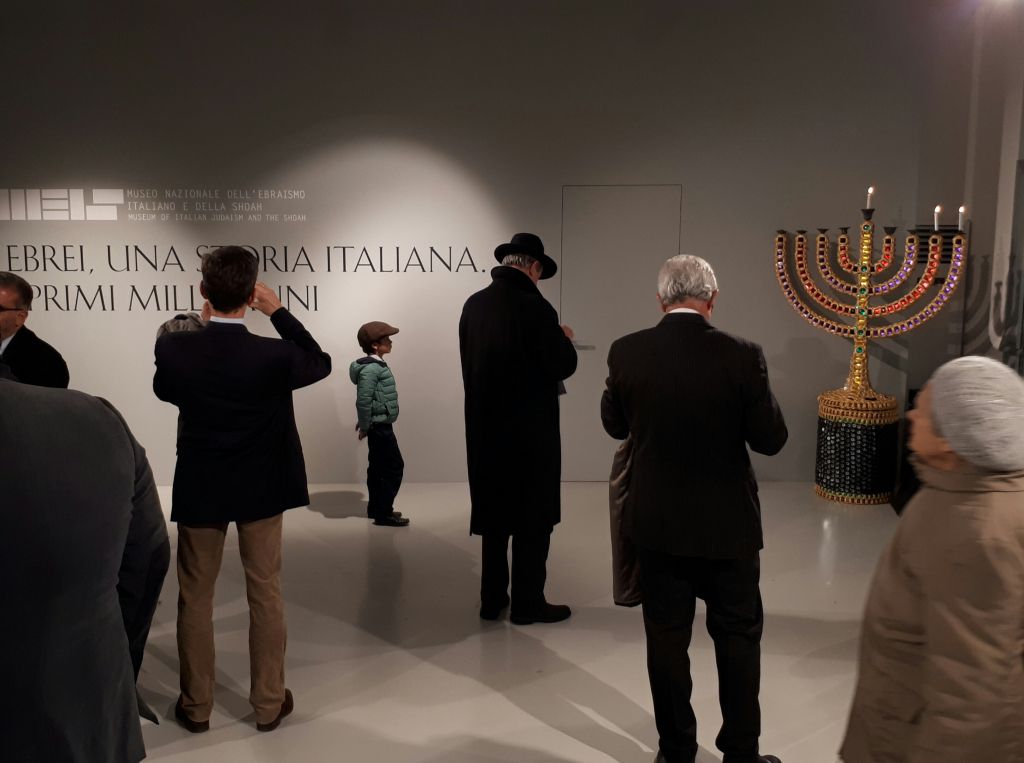 Una lampada di Casale si accende di fronte a Mattarella