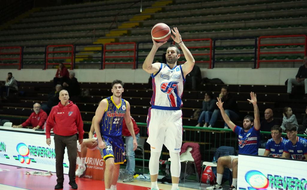 La Junior cede a Serravalle nel derby con la Tre Colli: 78-69