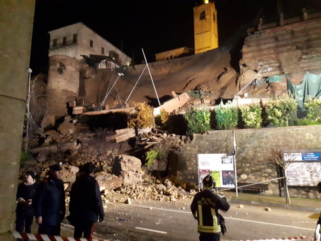 Crolla il muraglione a Moncalvo