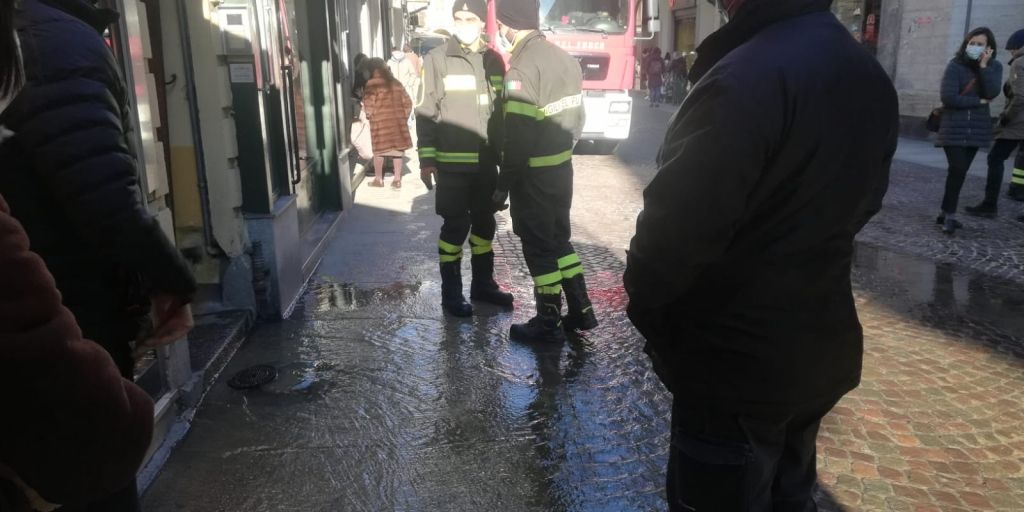 Problemi ad una conduttura idrica in via Roma a Casale