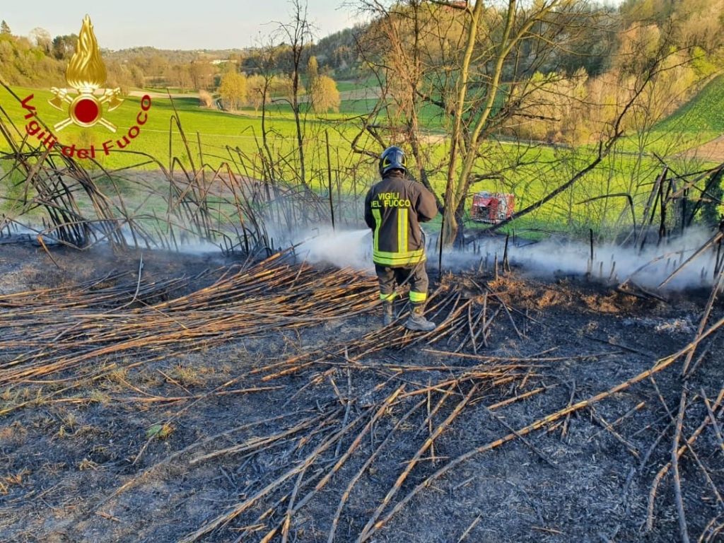 Vasto incendio di sterpaglie a Castell'Alfero