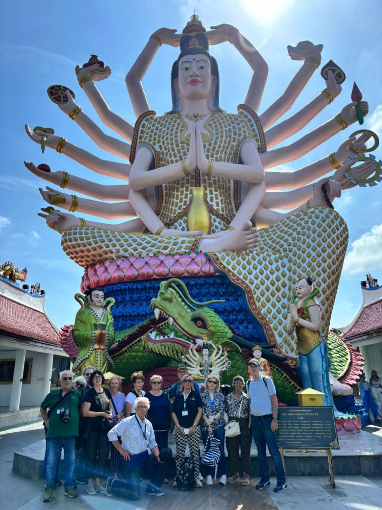 Sotto il  Buddha multibraccia