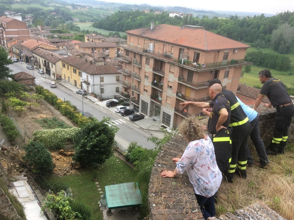 Moncalvo: crolla parte dell'antico muraglione. Chiuso corso XXV Aprile