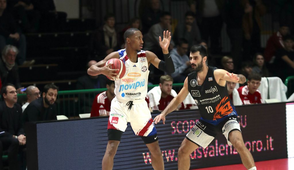 A Cremona JuVi avanti 49-45 sulla Novipiù a metà match