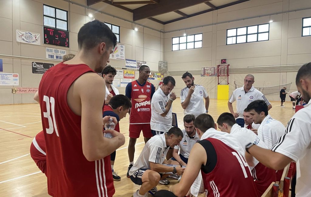 A Desio la Novipiù tiene testa a Cantù nel primo tempo, poi cede nella ripresa: 96-72