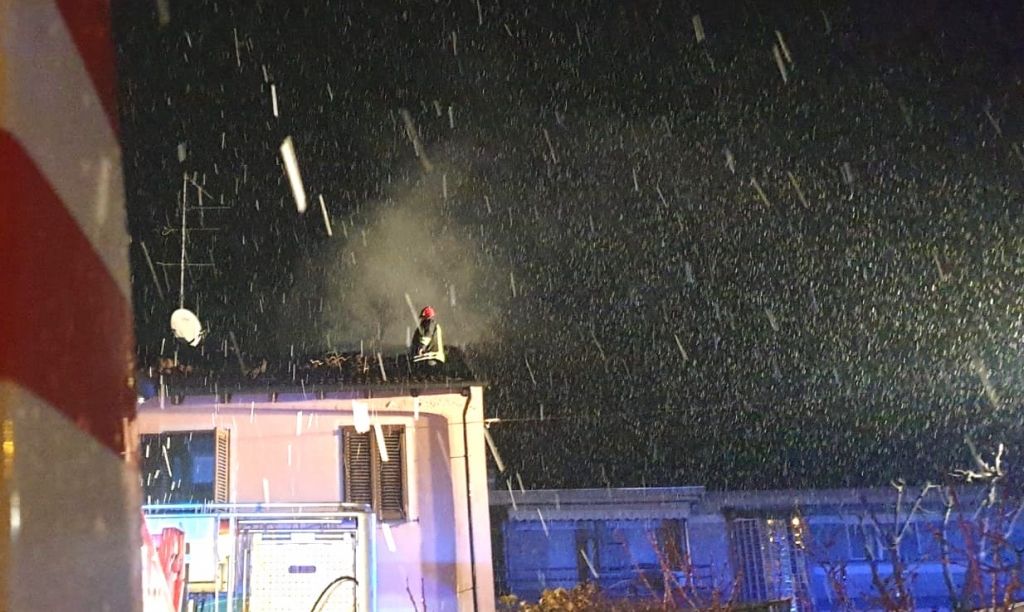 A fuoco il tetto di una casa a Popolo