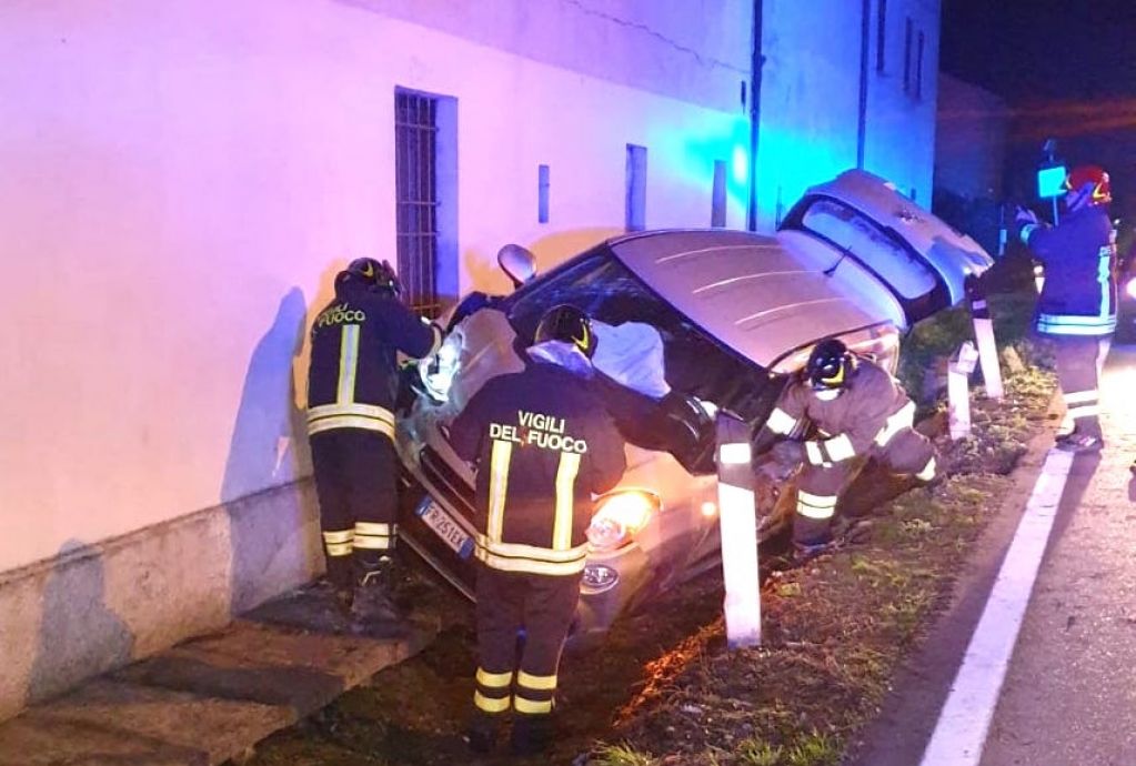 Con l'auto contro un muro: ferita una donna