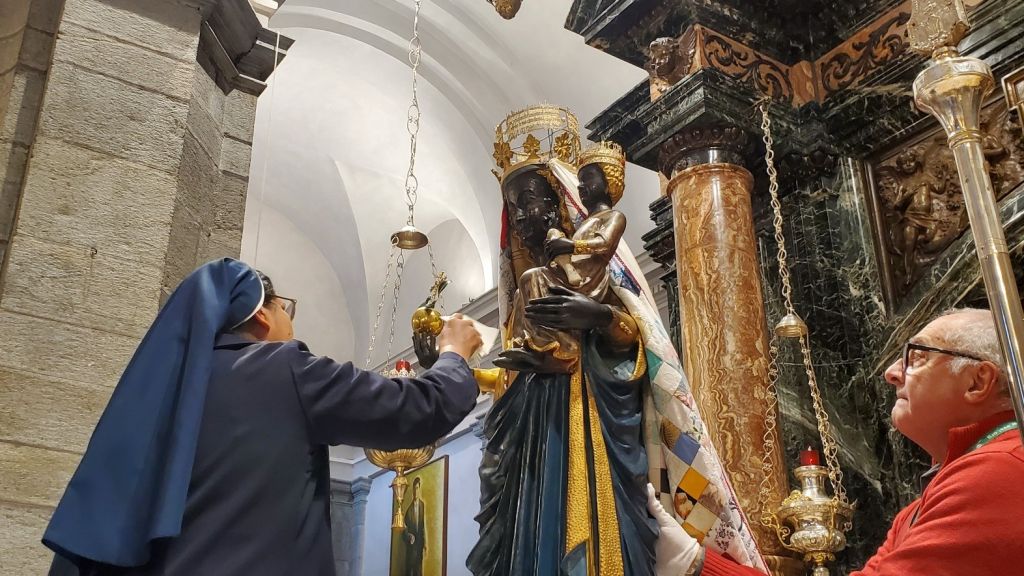 Oropa: rito di pulizia della Sacra Effigie