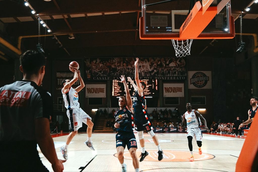 Prima vittoria in campionato della Novipiù che nel turno infrasettimanale passa a Piacenza sul campo della Bakery: 74-78