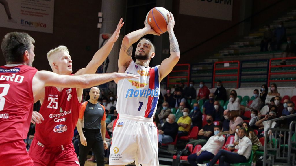 La Novipiù si aggiudica il derby in rimonta guidata da Pepper e Sarto. 65-62 il finale al PalaFerraris