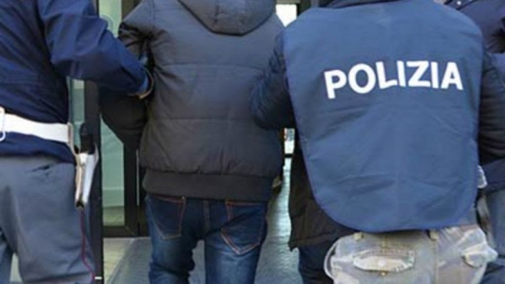 Tre persone assalite mentre passeggiavano in centro a Casale
