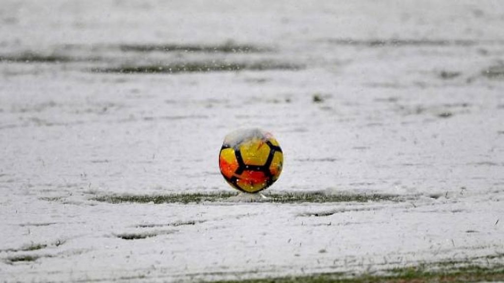 Calcio: la neve blocca i 