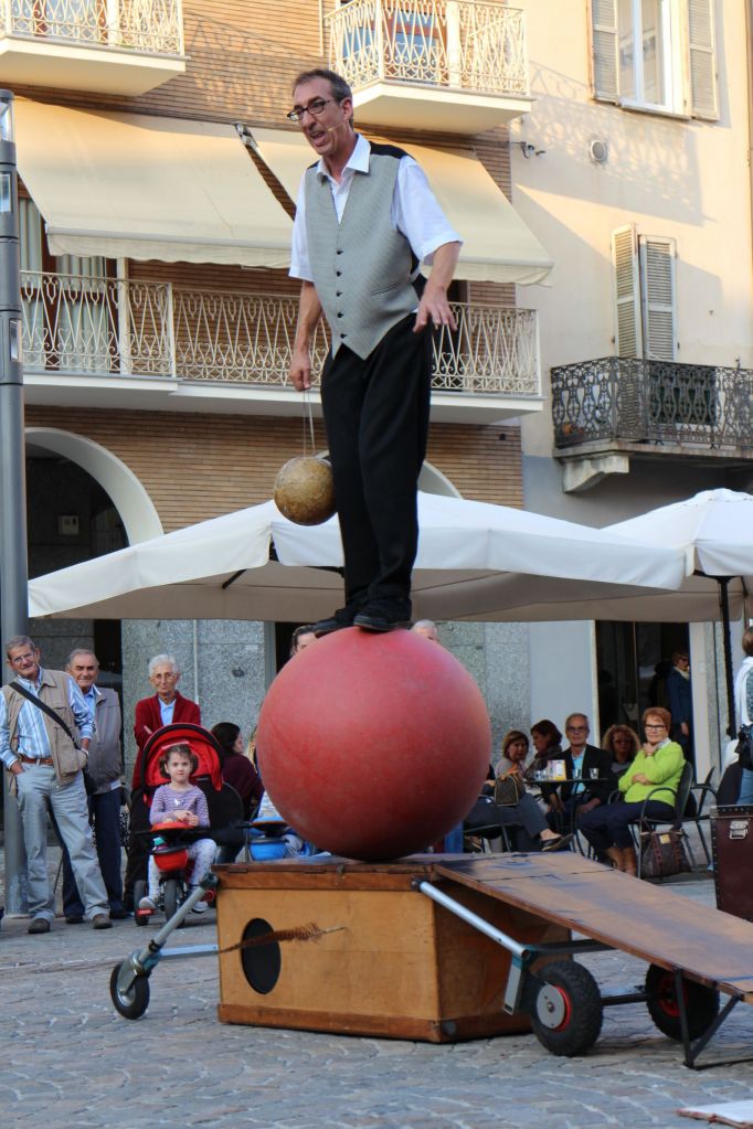 Il Bookasalecrossing, il volontariato e il  performer Claudio Cremonesi