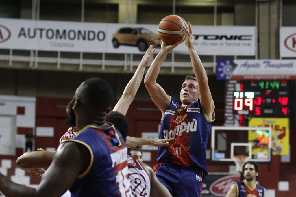 Nel derby della provincia di Serie A2 Tortona avanti di un canestro a metà partita