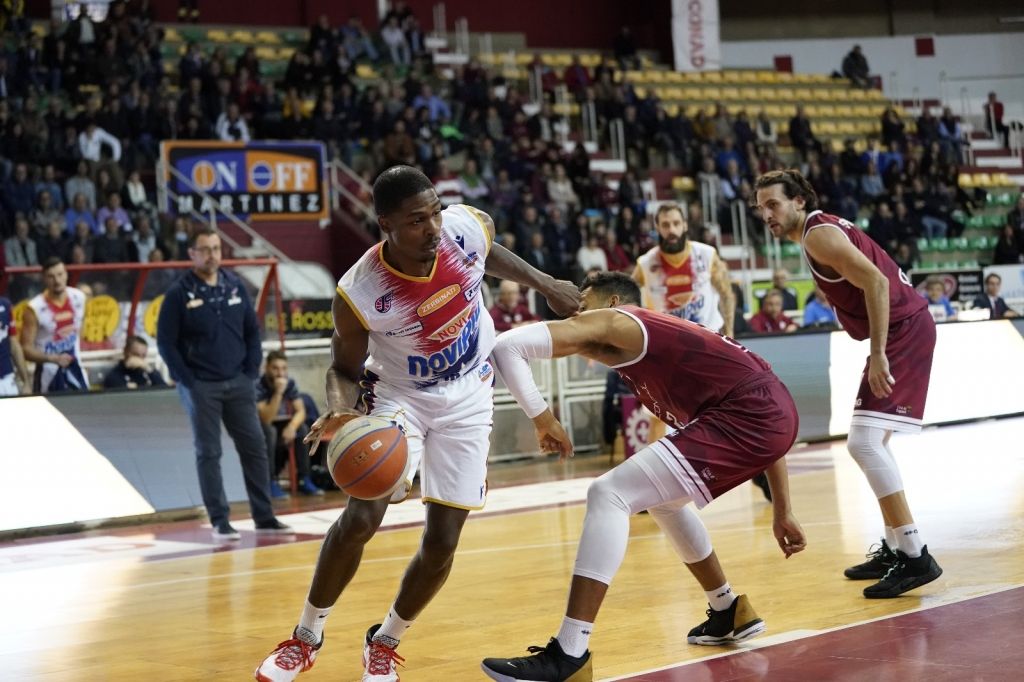 La Novipiù vince a Capo d'Orlando 68-77 e resta in vetta alla classifica