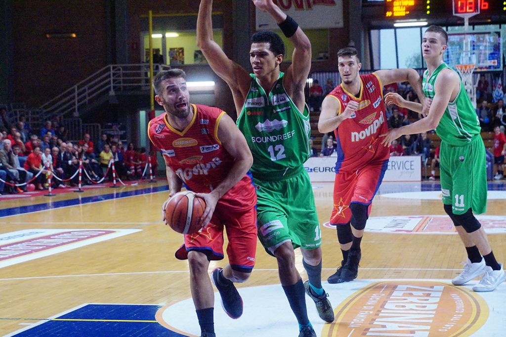 Mens Sana Siena e Novipiu' in parità a metà partita