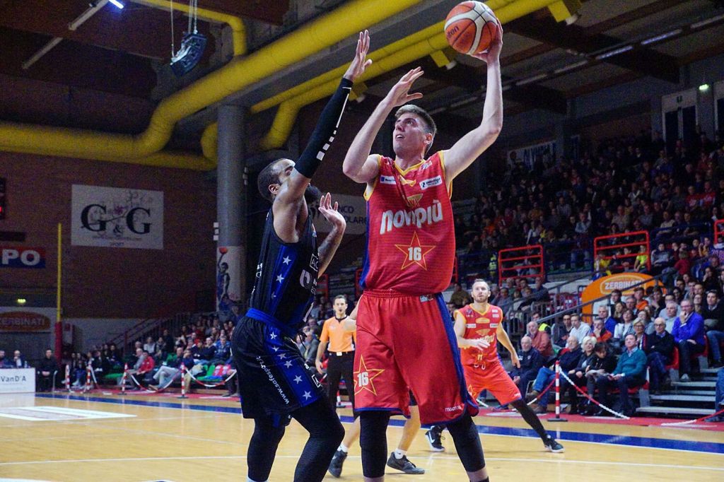 Novipiù in vantaggio di un canestro sulla Leonis Roma a metà gara