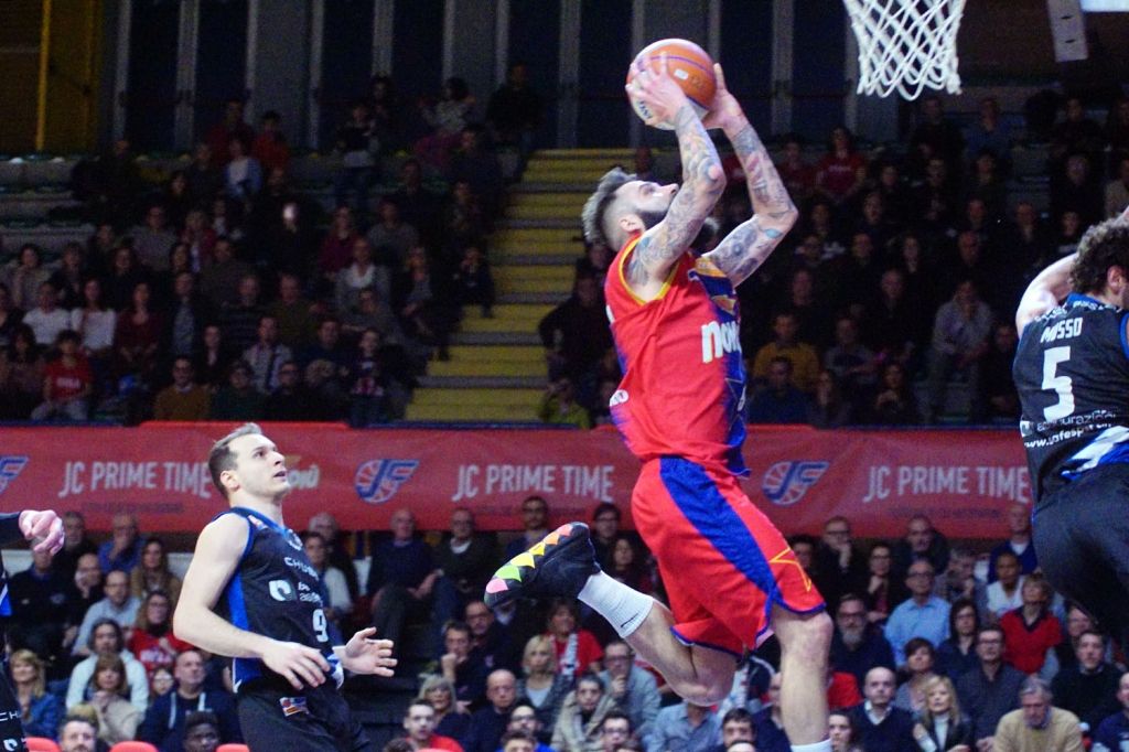Al PalaFerraris, in un concitato finale di partita, la Novipiù piega Latina 82-76