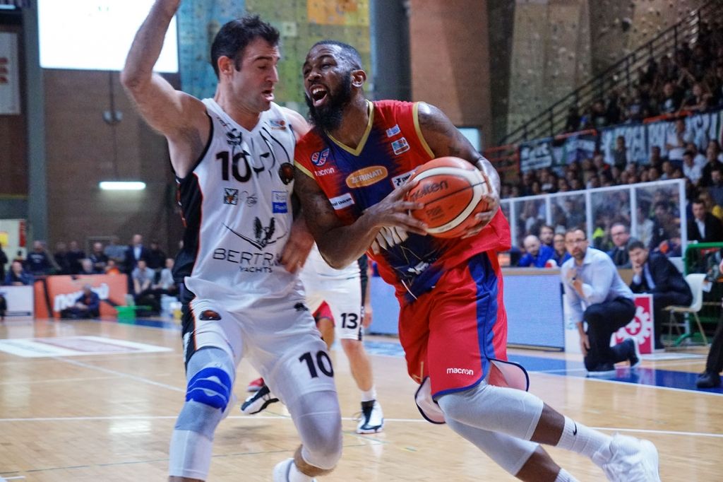 Nel derby della provincia di Serie A2 Tortona in vantaggio sulla Novipiu' 54-61 alla fine del terzo quarto