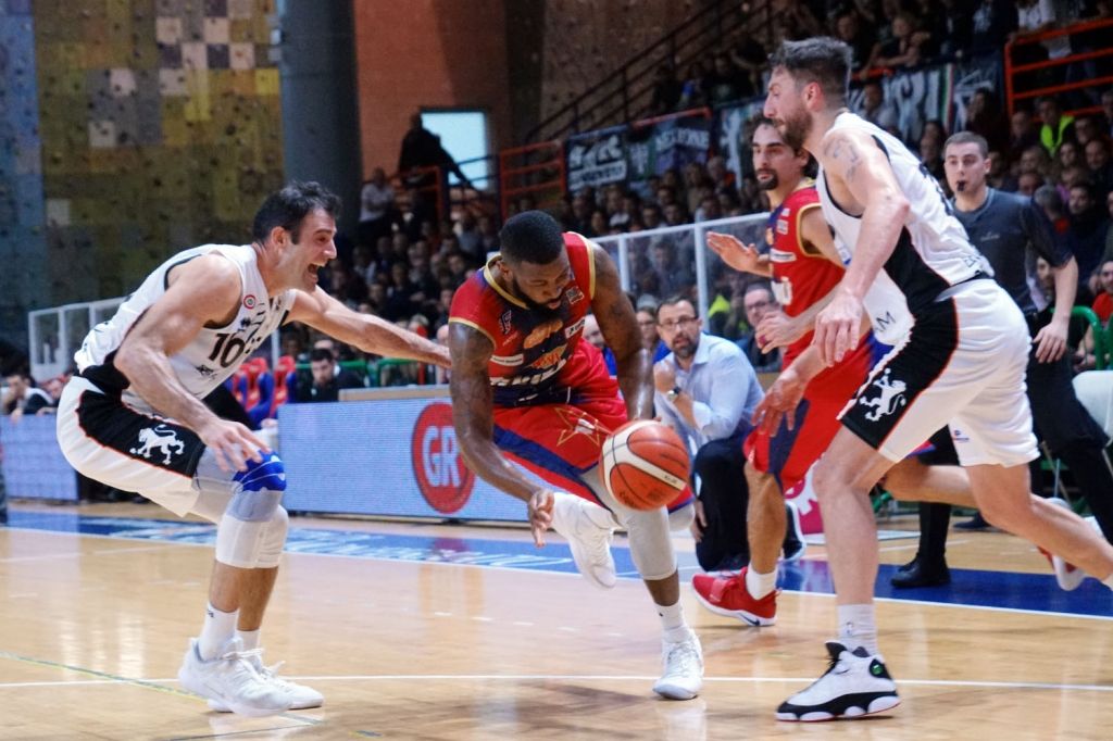 Basket, Serie A2: vince Tortona 77-82. Prima sconfitta in casa per la Novipiu'