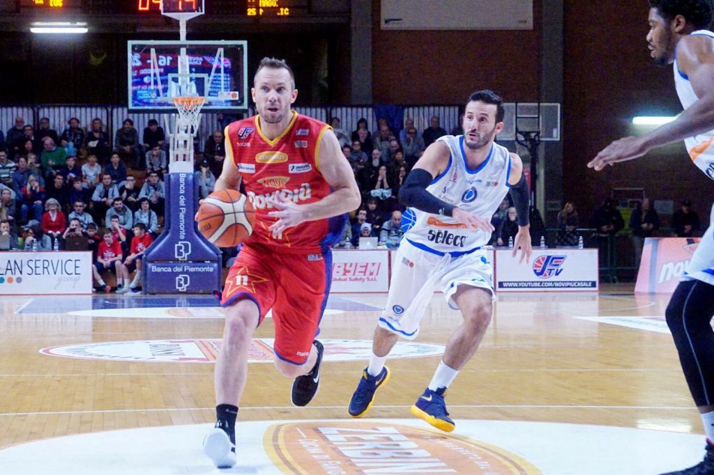 Novipiù in vantaggio di un canestro su Cagliari a metà partita